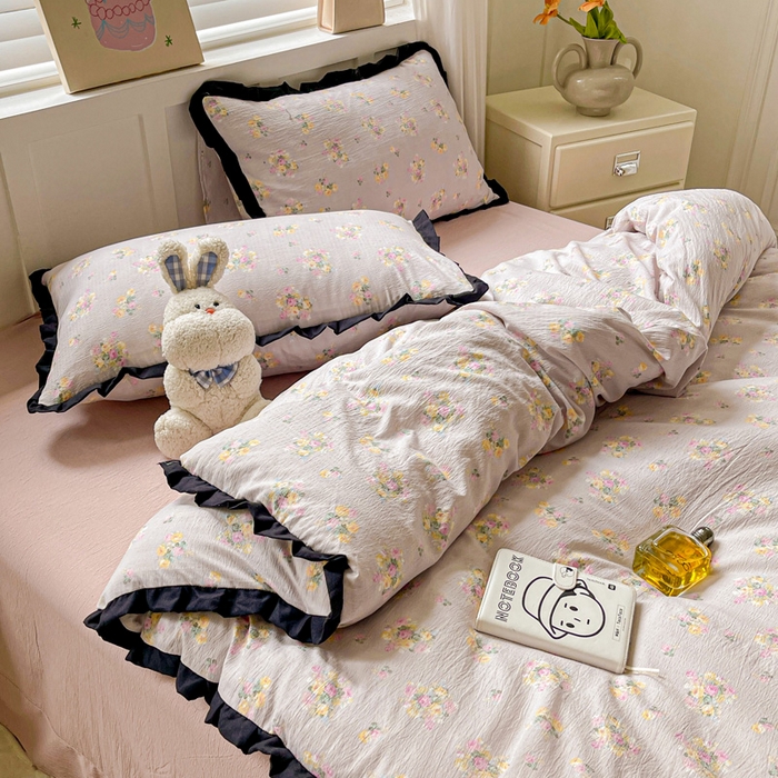 91家纺网 家纺一手货源 找家纺 暖芯优选 2025新款直播热款赫本风花边款针织法式印花吊边床单三件套床笠四件套 米亚