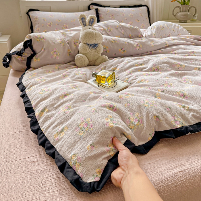 91家纺网 家纺一手货源 找家纺 暖芯优选 2025新款直播热款赫本风花边款针织法式印花吊边床单三件套床笠四件套 米亚