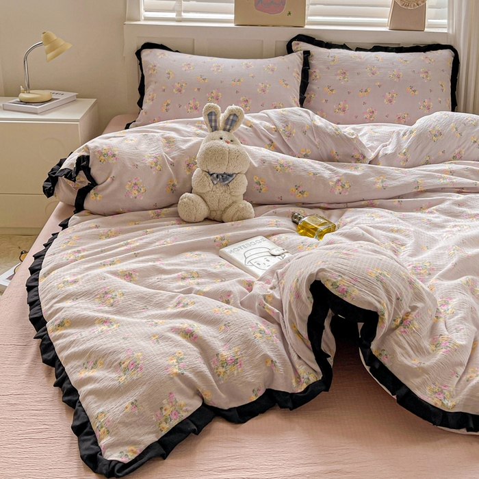 91家纺网 家纺一手货源 找家纺 暖芯优选 2025新款直播热款赫本风花边款针织法式印花吊边床单三件套床笠四件套 米亚