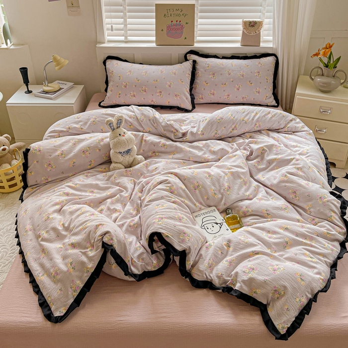 91家纺网 家纺一手货源 找家纺 暖芯优选 2025新款直播热款赫本风花边款针织法式印花吊边床单三件套床笠四件套 米亚