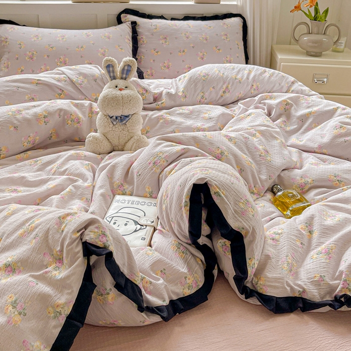 91家纺网 家纺一手货源 找家纺 暖芯优选 2025新款直播热款赫本风花边款针织法式印花吊边床单三件套床笠四件套 米亚