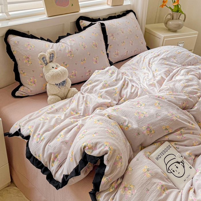 91家纺网 家纺一手货源 找家纺 暖芯优选 2025新款直播热款赫本风花边款针织法式印花吊边床单三件套床笠四件套 米亚