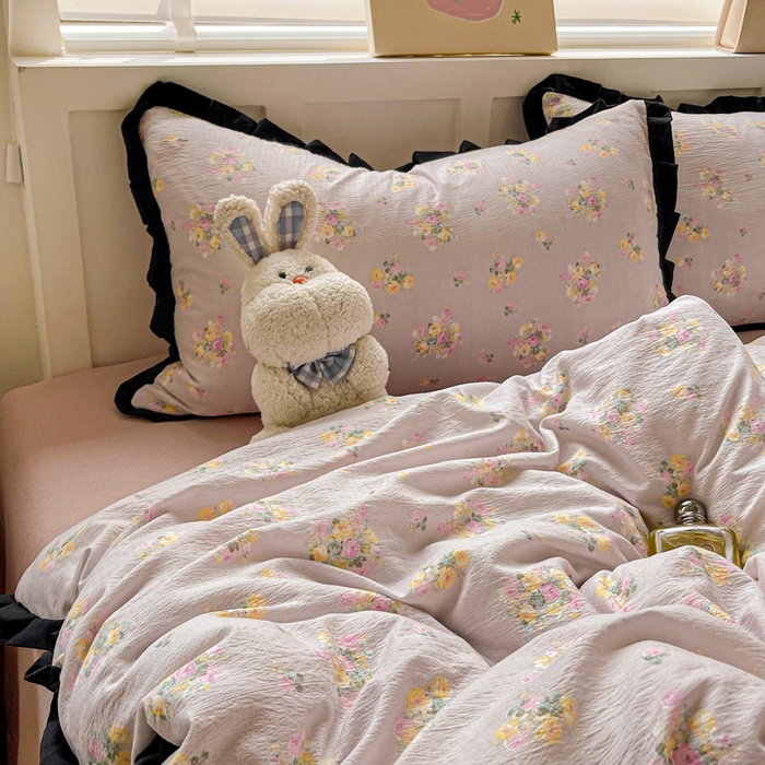 91家纺网 家纺一手货源 找家纺 暖芯优选 2025新款直播热款赫本风花边款针织法式印花吊边床单三件套床笠四件套 米亚