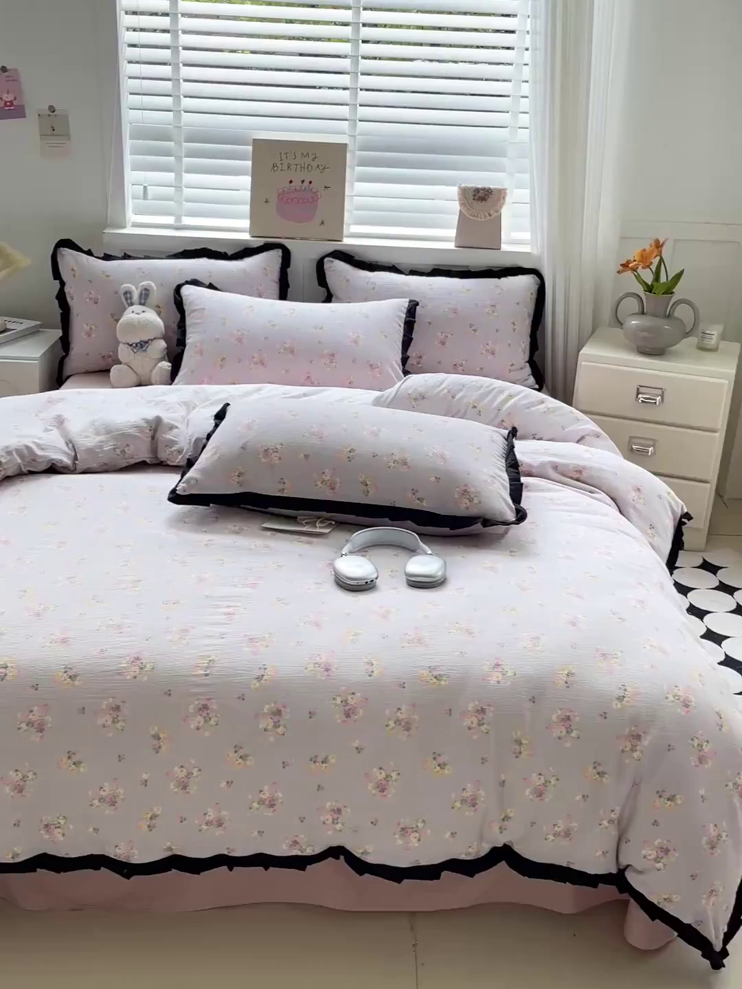 91家纺网 家纺一手货源 找家纺 暖芯优选 2025新款直播热款赫本风花边款针织法式印花吊边床单三件套床笠四件套 米亚