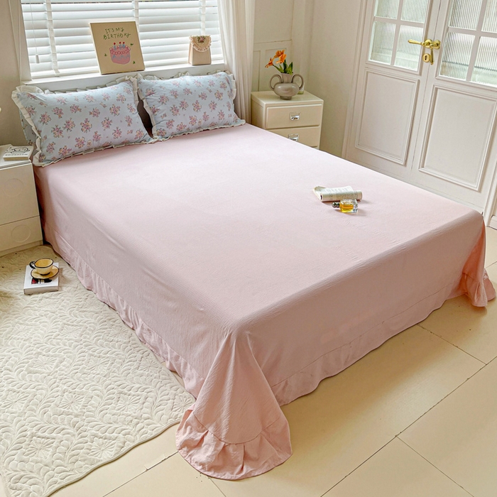 91家纺网 家纺一手货源 找家纺 暖芯优选 2025新款直播热款赫本风花边款针织法式印花吊边床单三件套床笠四件套 南笙梨梦