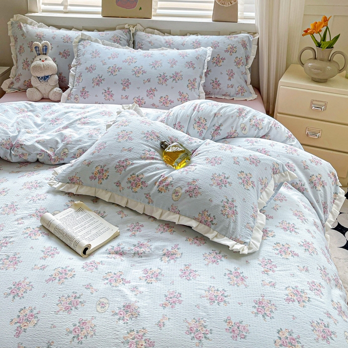 91家纺网 家纺一手货源 找家纺 暖芯优选 2025新款直播热款赫本风花边款针织法式印花吊边床单三件套床笠四件套 南笙梨梦