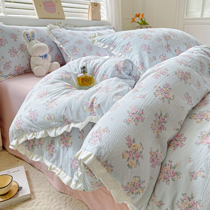 91家纺网 家纺一手货源 找家纺 暖芯优选 2025新款直播热款赫本风花边款针织法式印花吊边床单三件套床笠四件套 南笙梨梦