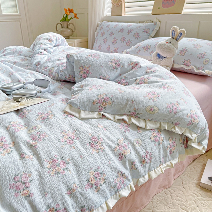 91家纺网 家纺一手货源 找家纺 暖芯优选 2025新款直播热款赫本风花边款针织法式印花吊边床单三件套床笠四件套 南笙梨梦