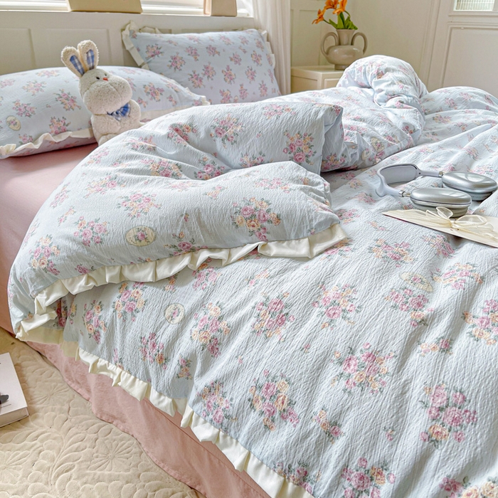 91家纺网 家纺一手货源 找家纺 暖芯优选 2025新款直播热款赫本风花边款针织法式印花吊边床单三件套床笠四件套 南笙梨梦