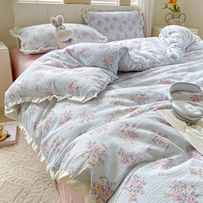 91家纺网 家纺一手货源 找家纺 暖芯优选 2025新款直播热款赫本风花边款针织法式印花吊边床单三件套床笠四件套 南笙梨梦