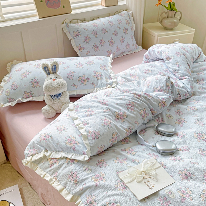 91家纺网 家纺一手货源 找家纺 暖芯优选 2025新款直播热款赫本风花边款针织法式印花吊边床单三件套床笠四件套 南笙梨梦