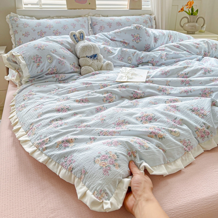 91家纺网 家纺一手货源 找家纺 暖芯优选 2025新款直播热款赫本风花边款针织法式印花吊边床单三件套床笠四件套 南笙梨梦