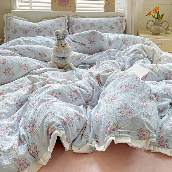 91家纺网 家纺一手货源 找家纺 暖芯优选 2025新款直播热款赫本风花边款针织法式印花吊边床单三件套床笠四件套 南笙梨梦