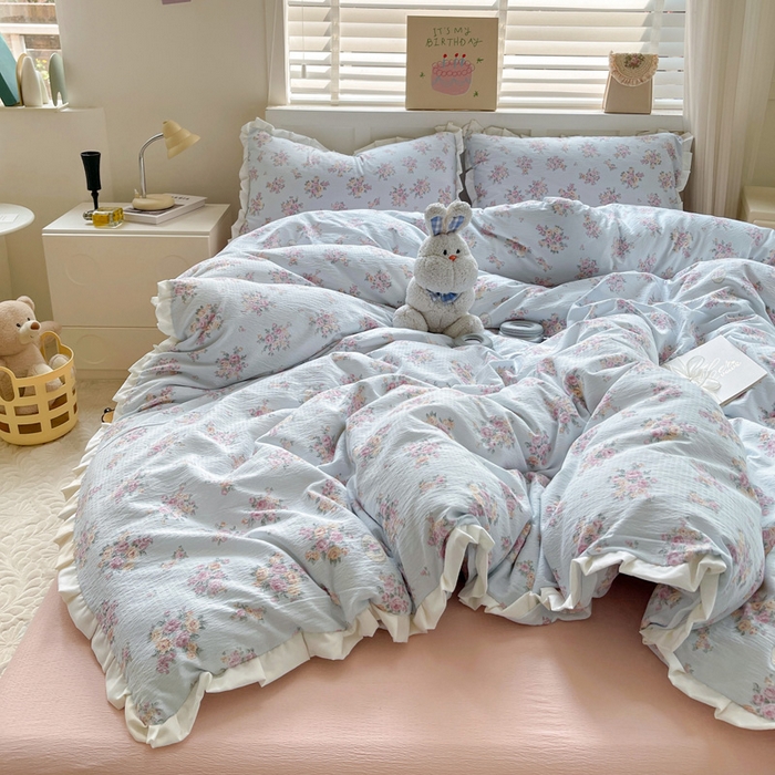 91家纺网 家纺一手货源 找家纺 暖芯优选 2025新款直播热款赫本风花边款针织法式印花吊边床单三件套床笠四件套 南笙梨梦