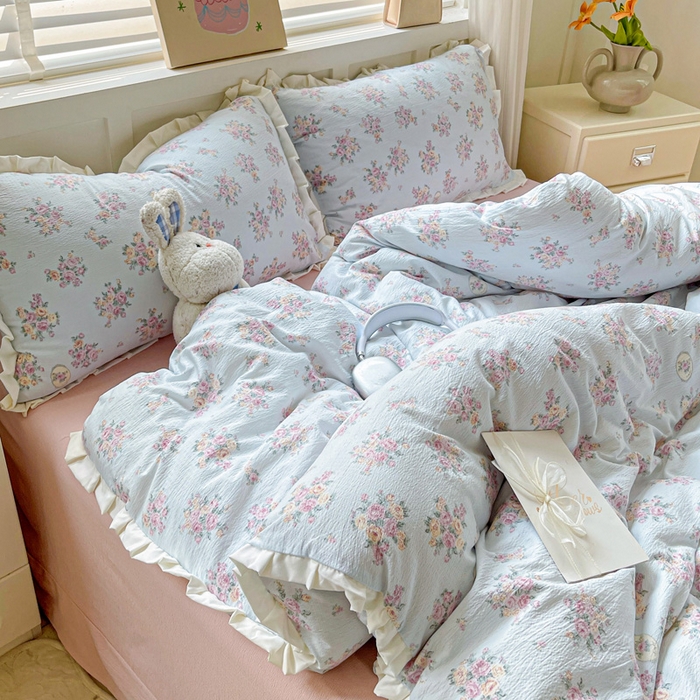 91家纺网 家纺一手货源 找家纺 暖芯优选 2025新款直播热款赫本风花边款针织法式印花吊边床单三件套床笠四件套 南笙梨梦