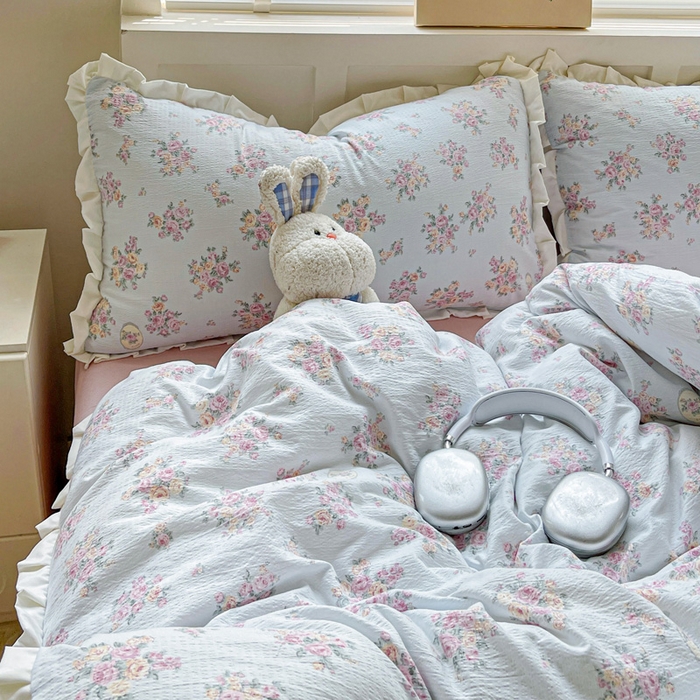 91家纺网 家纺一手货源 找家纺 暖芯优选 2025新款直播热款赫本风花边款针织法式印花吊边床单三件套床笠四件套 南笙梨梦