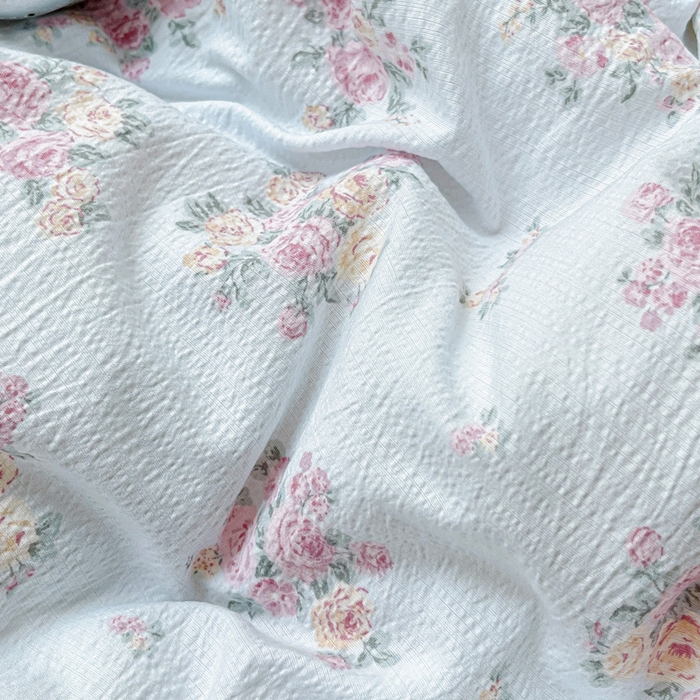 91家纺网 家纺一手货源 找家纺 暖芯优选 2025新款直播热款赫本风花边款针织法式印花吊边床单三件套床笠四件套 南笙梨梦