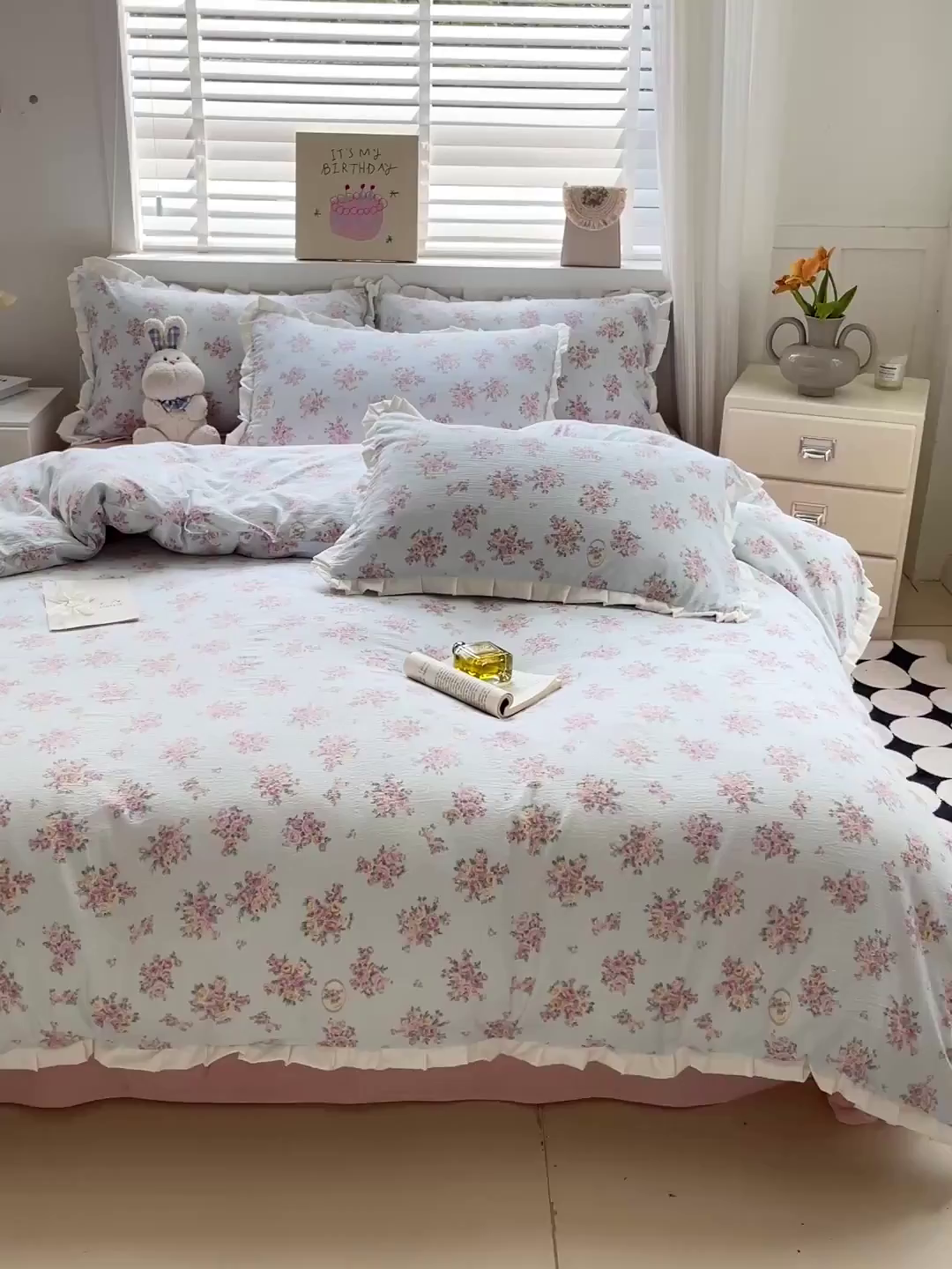 91家纺网 家纺一手货源 找家纺 暖芯优选 2025新款直播热款赫本风花边款针织法式印花吊边床单三件套床笠四件套 南笙梨梦