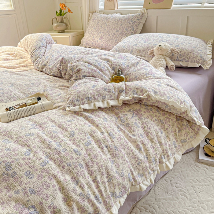 91家纺网 家纺一手货源 找家纺 暖芯优选 2025新款直播热款赫本风花边款针织法式印花吊边床单三件套床笠四件套 拾春