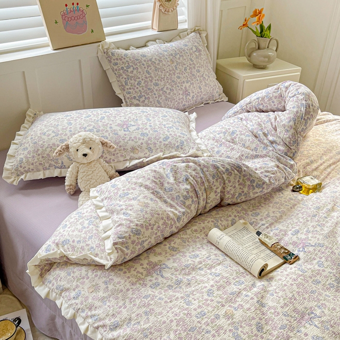 91家纺网 家纺一手货源 找家纺 暖芯优选 2025新款直播热款赫本风花边款针织法式印花吊边床单三件套床笠四件套 拾春