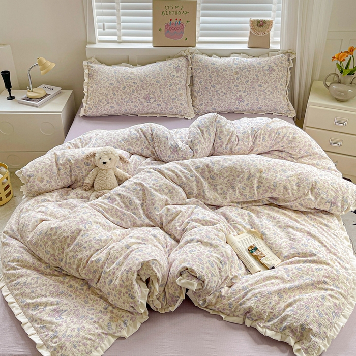 91家纺网 家纺一手货源 找家纺 暖芯优选 2025新款直播热款赫本风花边款针织法式印花吊边床单三件套床笠四件套 拾春