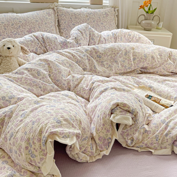 91家纺网 家纺一手货源 找家纺 暖芯优选 2025新款直播热款赫本风花边款针织法式印花吊边床单三件套床笠四件套 拾春