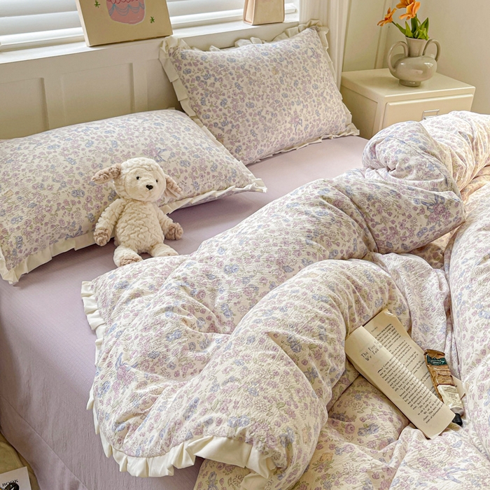 91家纺网 家纺一手货源 找家纺 暖芯优选 2025新款直播热款赫本风花边款针织法式印花吊边床单三件套床笠四件套 拾春