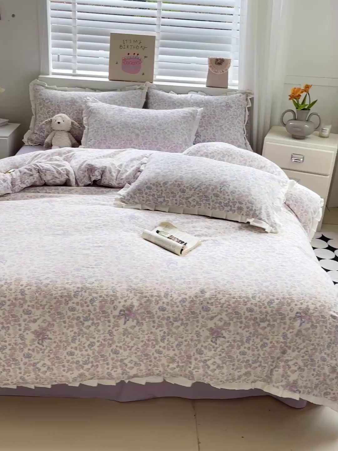 91家纺网 家纺一手货源 找家纺 暖芯优选 2025新款直播热款赫本风花边款针织法式印花吊边床单三件套床笠四件套 拾春