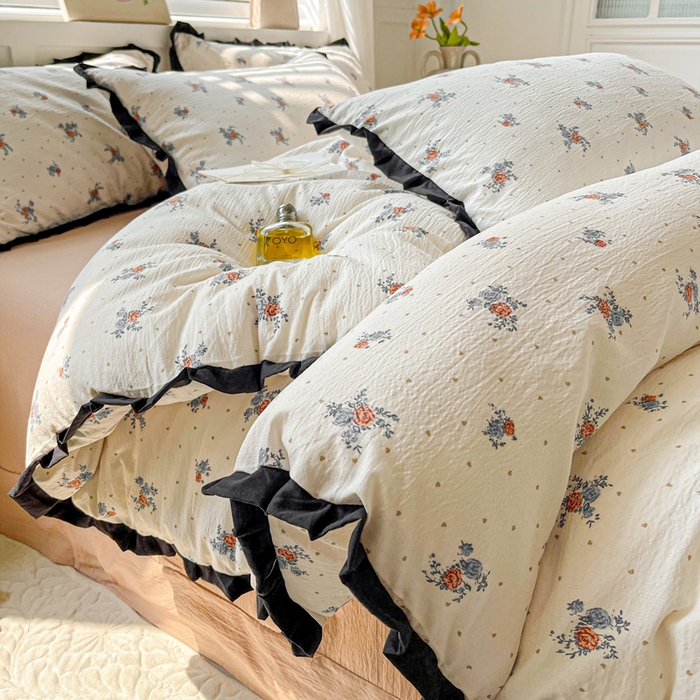 91家纺网 家纺一手货源 找家纺 暖芯优选 2025新款直播热款赫本风花边款针织法式印花吊边床单三件套床笠四件套 舒曼