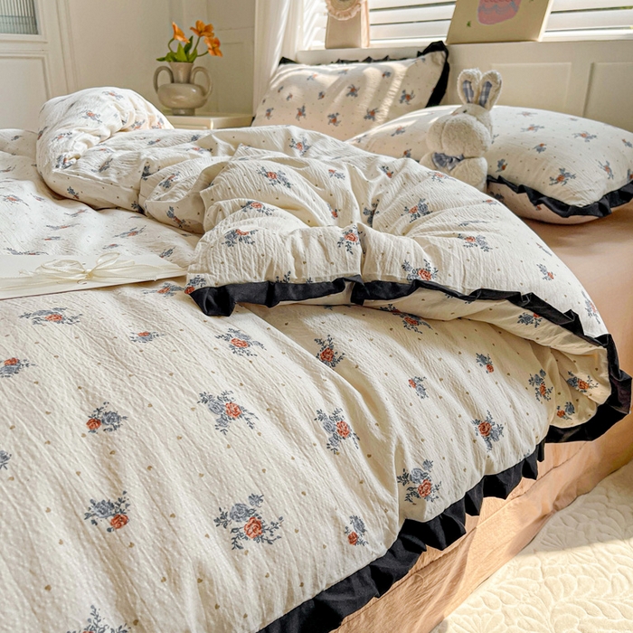 91家纺网 家纺一手货源 找家纺 暖芯优选 2025新款直播热款赫本风花边款针织法式印花吊边床单三件套床笠四件套 舒曼