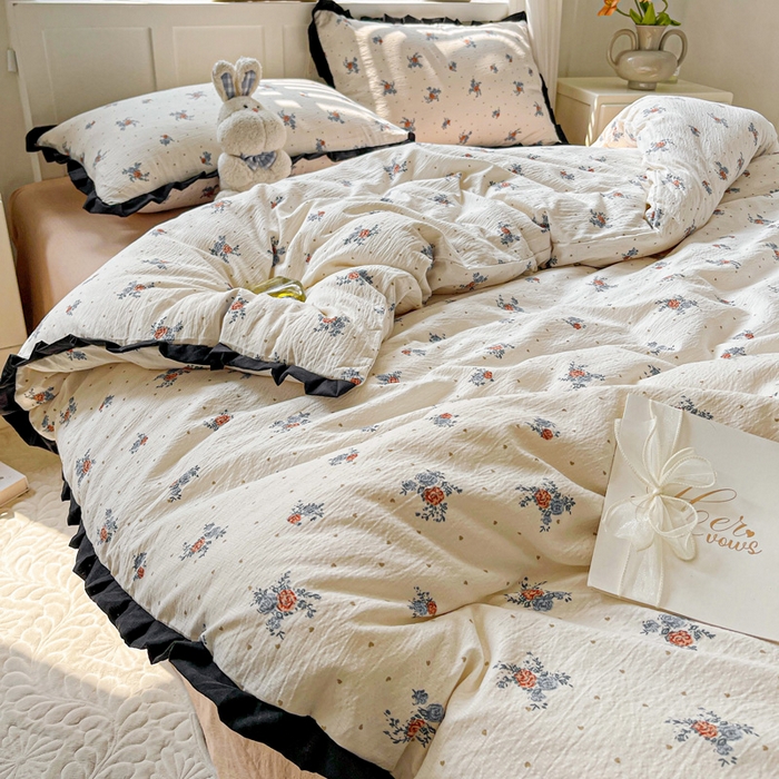 91家纺网 家纺一手货源 找家纺 暖芯优选 2025新款直播热款赫本风花边款针织法式印花吊边床单三件套床笠四件套 舒曼