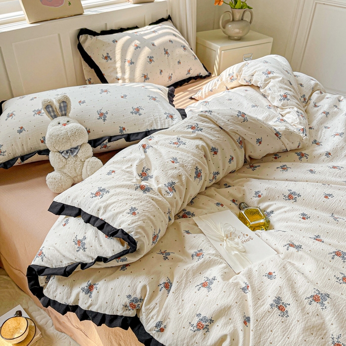 91家纺网 家纺一手货源 找家纺 暖芯优选 2025新款直播热款赫本风花边款针织法式印花吊边床单三件套床笠四件套 舒曼