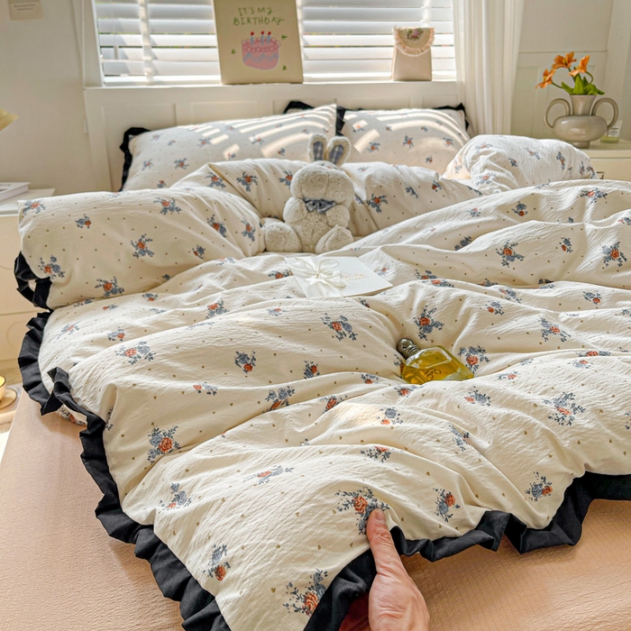 91家纺网 家纺一手货源 找家纺 暖芯优选 2025新款直播热款赫本风花边款针织法式印花吊边床单三件套床笠四件套 舒曼