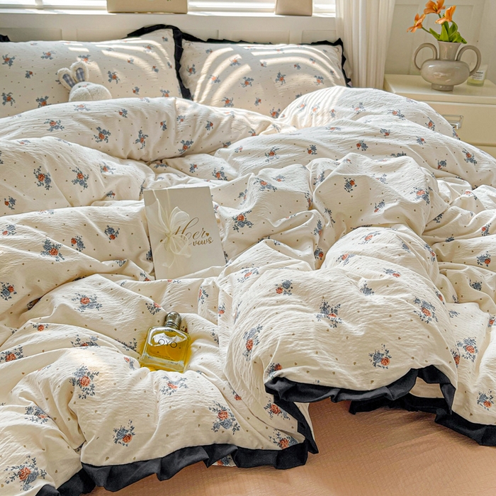 91家纺网 家纺一手货源 找家纺 暖芯优选 2025新款直播热款赫本风花边款针织法式印花吊边床单三件套床笠四件套 舒曼