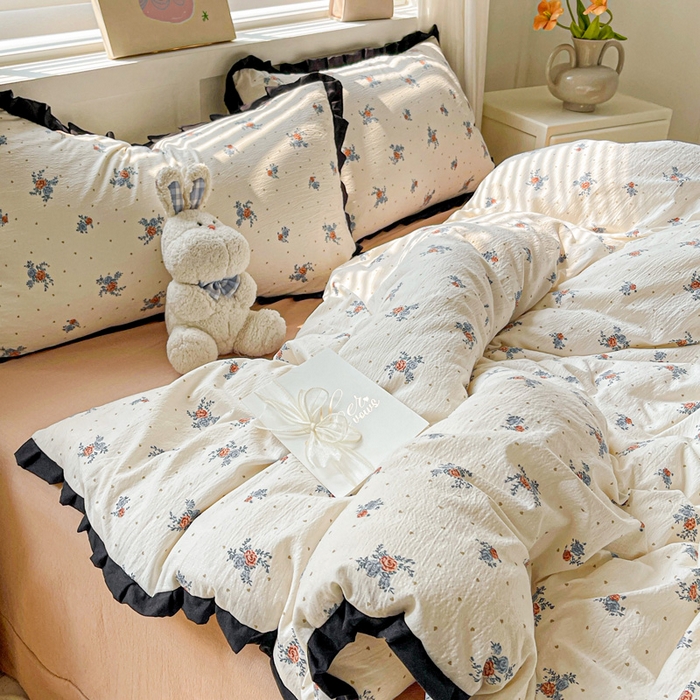 91家纺网 家纺一手货源 找家纺 暖芯优选 2025新款直播热款赫本风花边款针织法式印花吊边床单三件套床笠四件套 舒曼