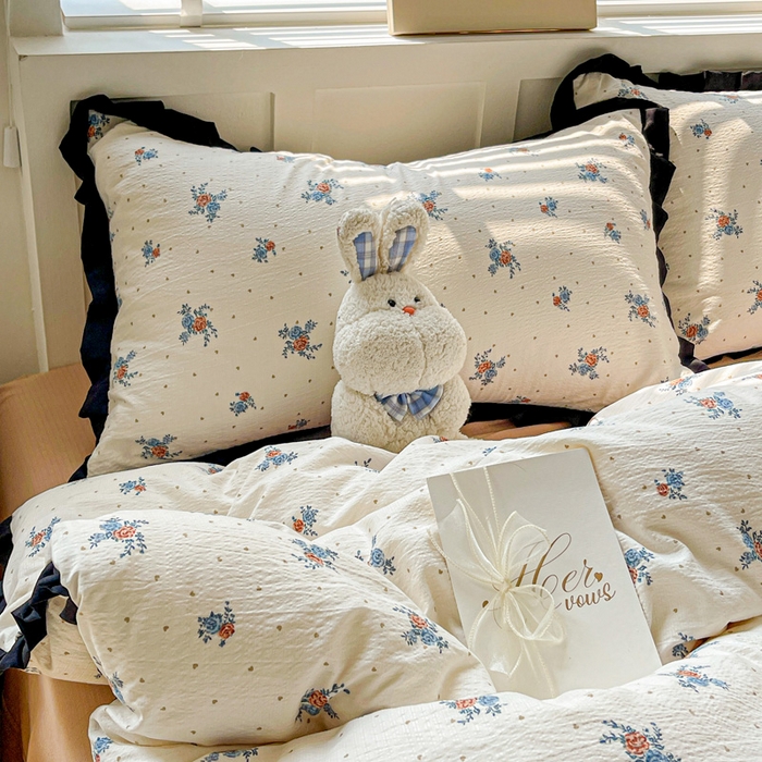 91家纺网 家纺一手货源 找家纺 暖芯优选 2025新款直播热款赫本风花边款针织法式印花吊边床单三件套床笠四件套 舒曼