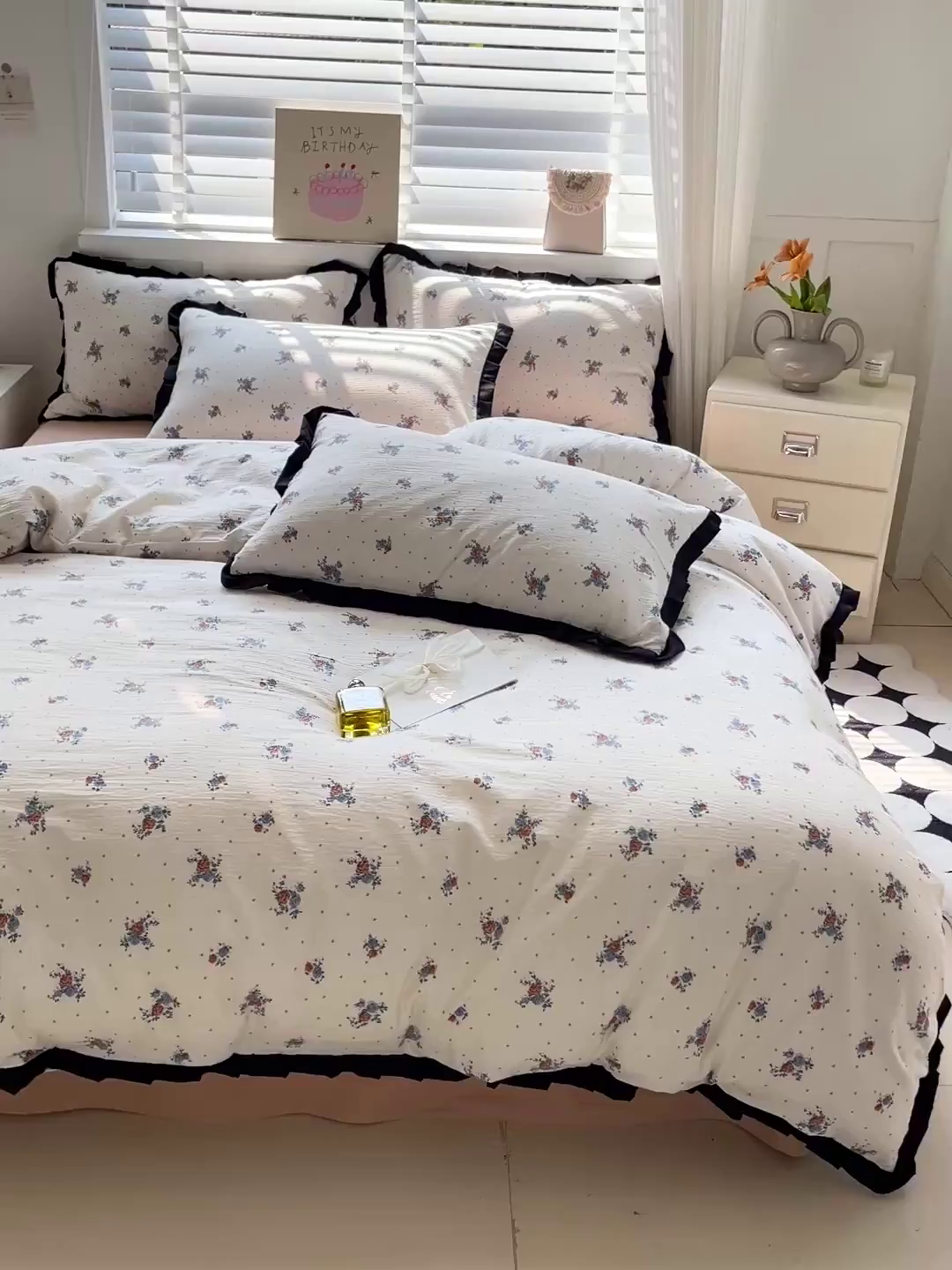 91家纺网 家纺一手货源 找家纺 暖芯优选 2025新款直播热款赫本风花边款针织法式印花吊边床单三件套床笠四件套 舒曼