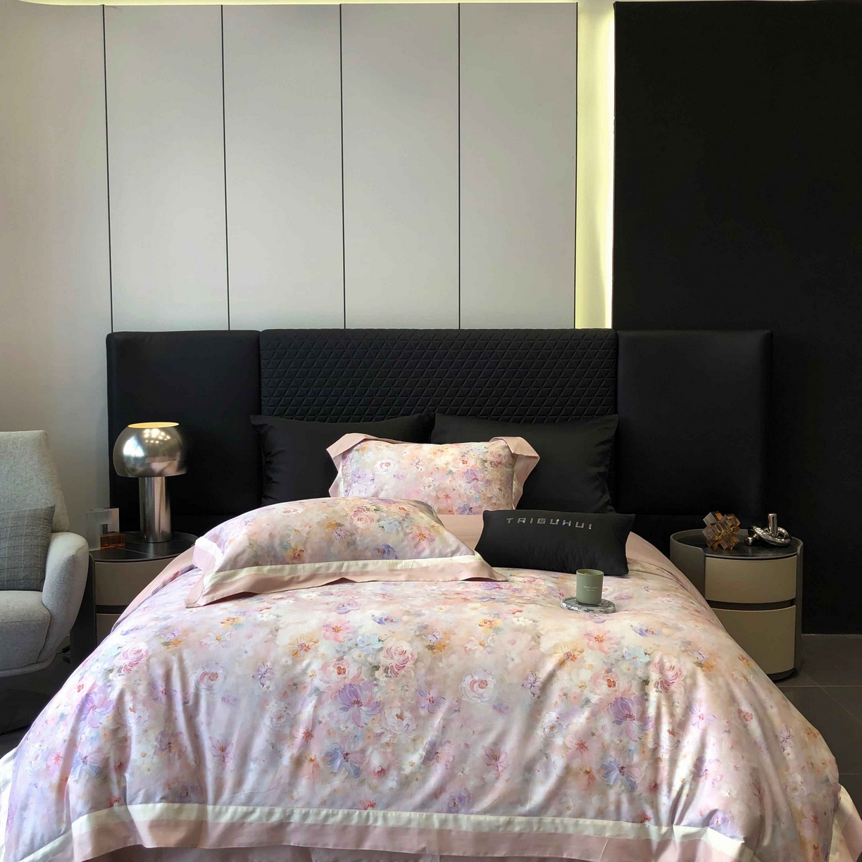 91家纺网 家纺一手货源 找家纺 （总）太古汇家居 2025新款高支高密长绒棉专版数码印花双拼四件套系列-都市新贵【券后不低于378】