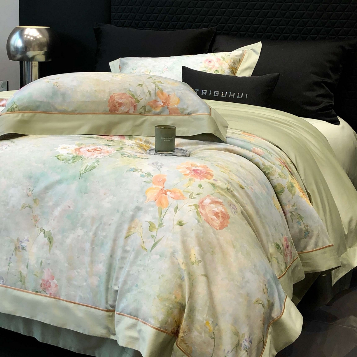 91家纺网 家纺一手货源 找家纺 太古汇家居 2025新款高支高密长绒棉专版数码印花双拼四件套系列-都市新贵【券后不低于378】 都市新贵-本草绿