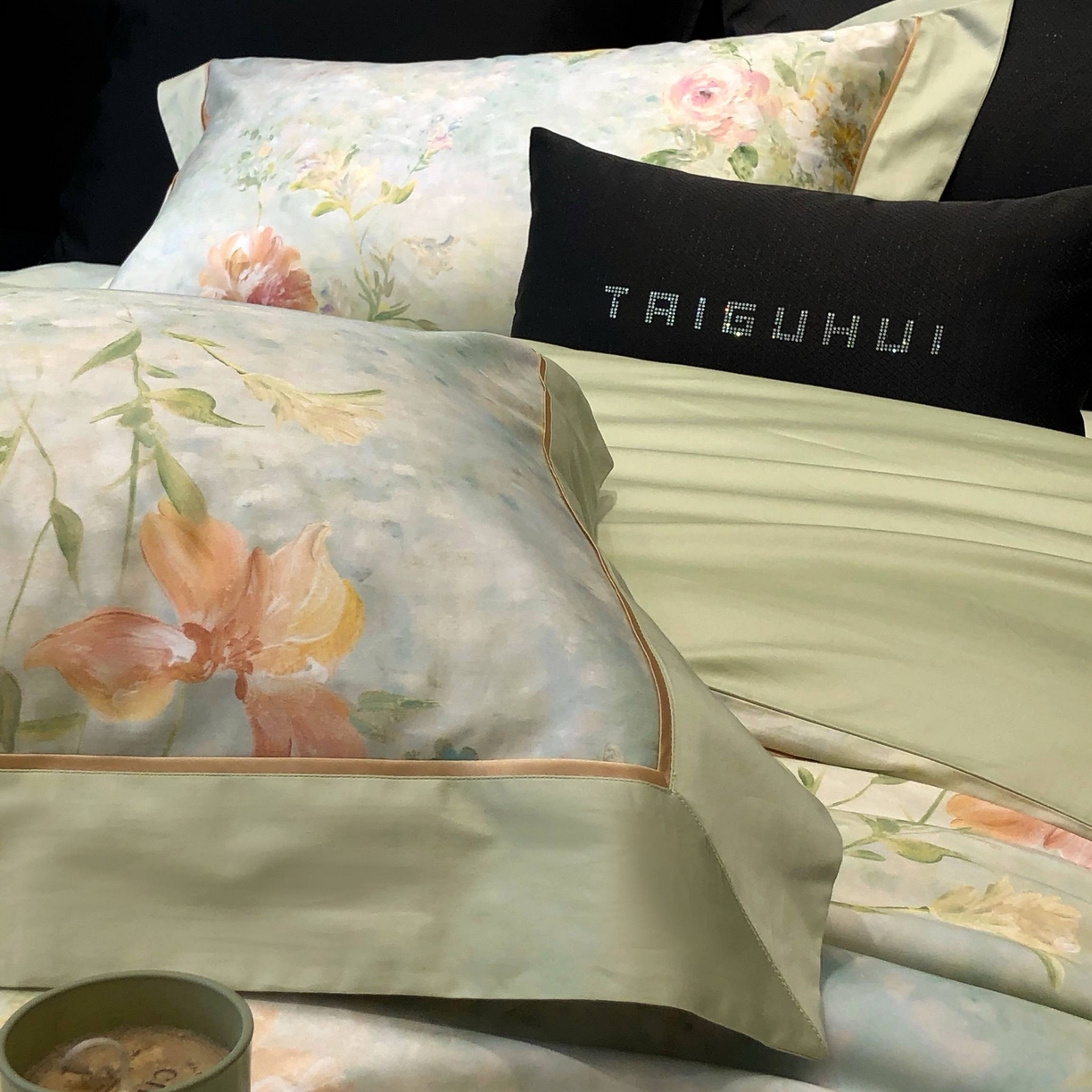 91家纺网 家纺一手货源 找家纺 太古汇家居 2025新款高支高密长绒棉专版数码印花双拼四件套系列-都市新贵【券后不低于378】 都市新贵-本草绿