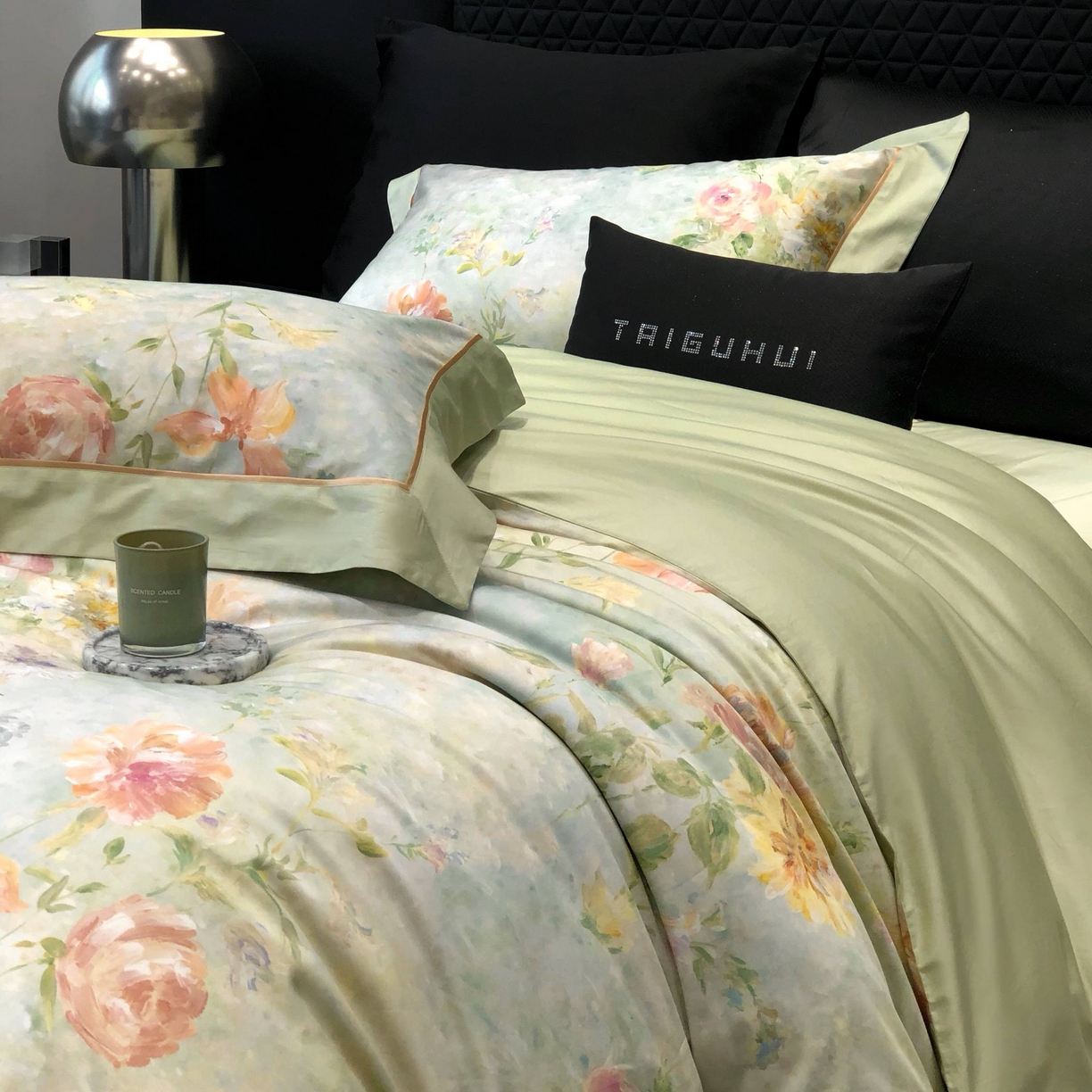 91家纺网 家纺一手货源 找家纺 太古汇家居 2025新款高支高密长绒棉专版数码印花双拼四件套系列-都市新贵【券后不低于378】 都市新贵-本草绿