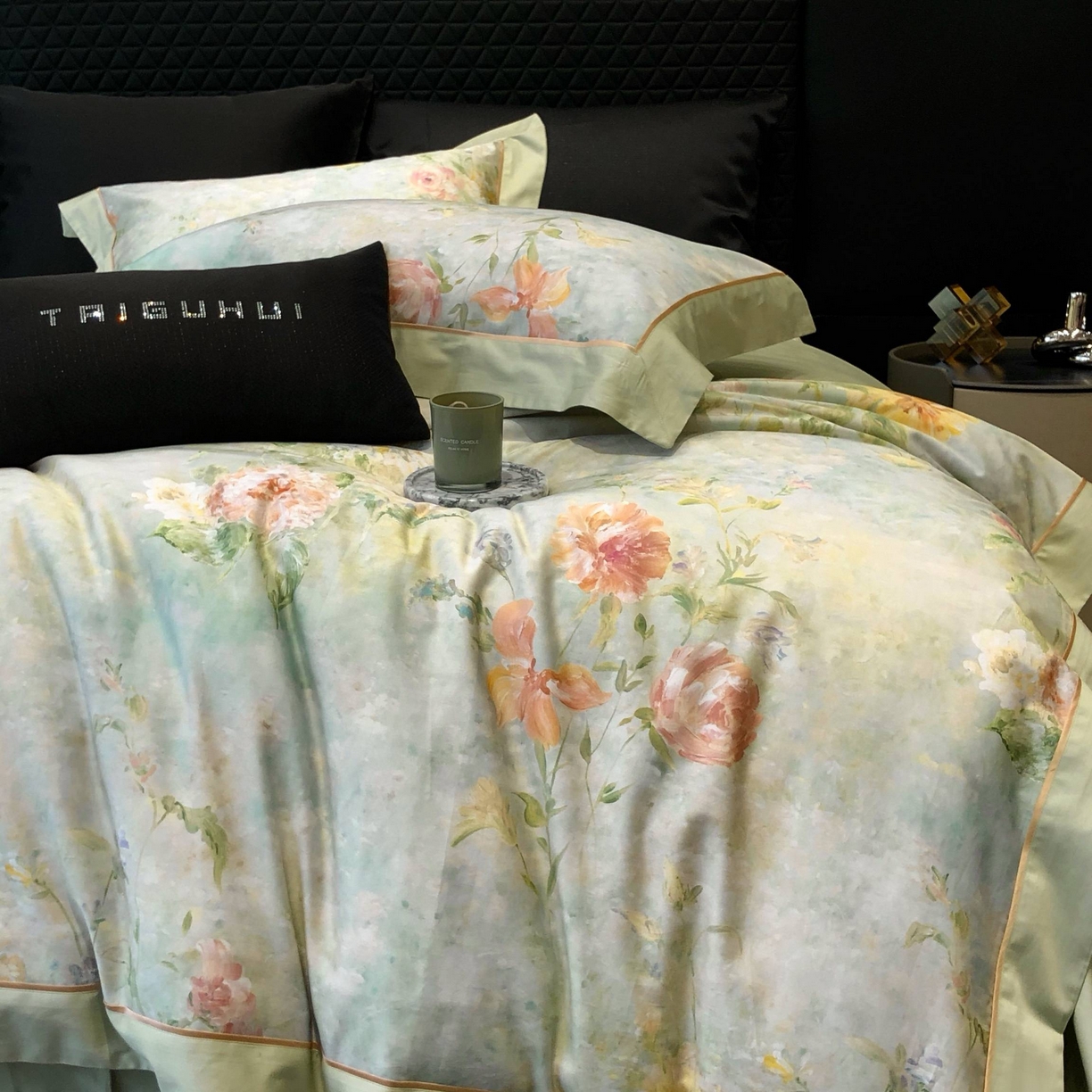 91家纺网 家纺一手货源 找家纺 太古汇家居 2025新款高支高密长绒棉专版数码印花双拼四件套系列-都市新贵【券后不低于378】 都市新贵-本草绿