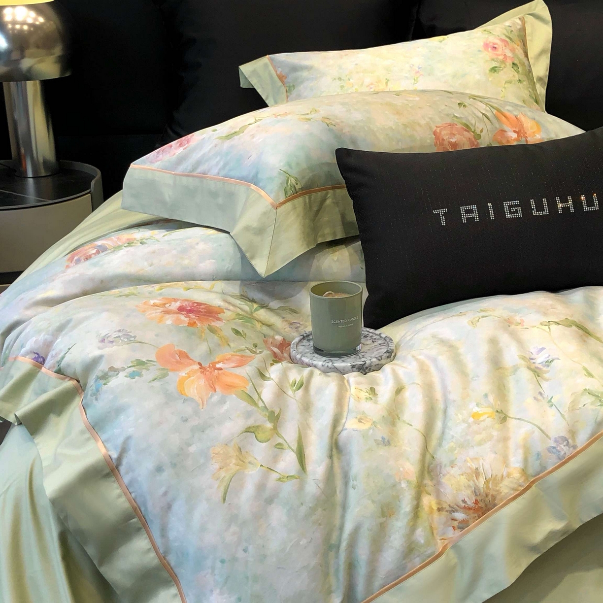 91家纺网 家纺一手货源 找家纺 太古汇家居 2025新款高支高密长绒棉专版数码印花双拼四件套系列-都市新贵【券后不低于378】 都市新贵-本草绿