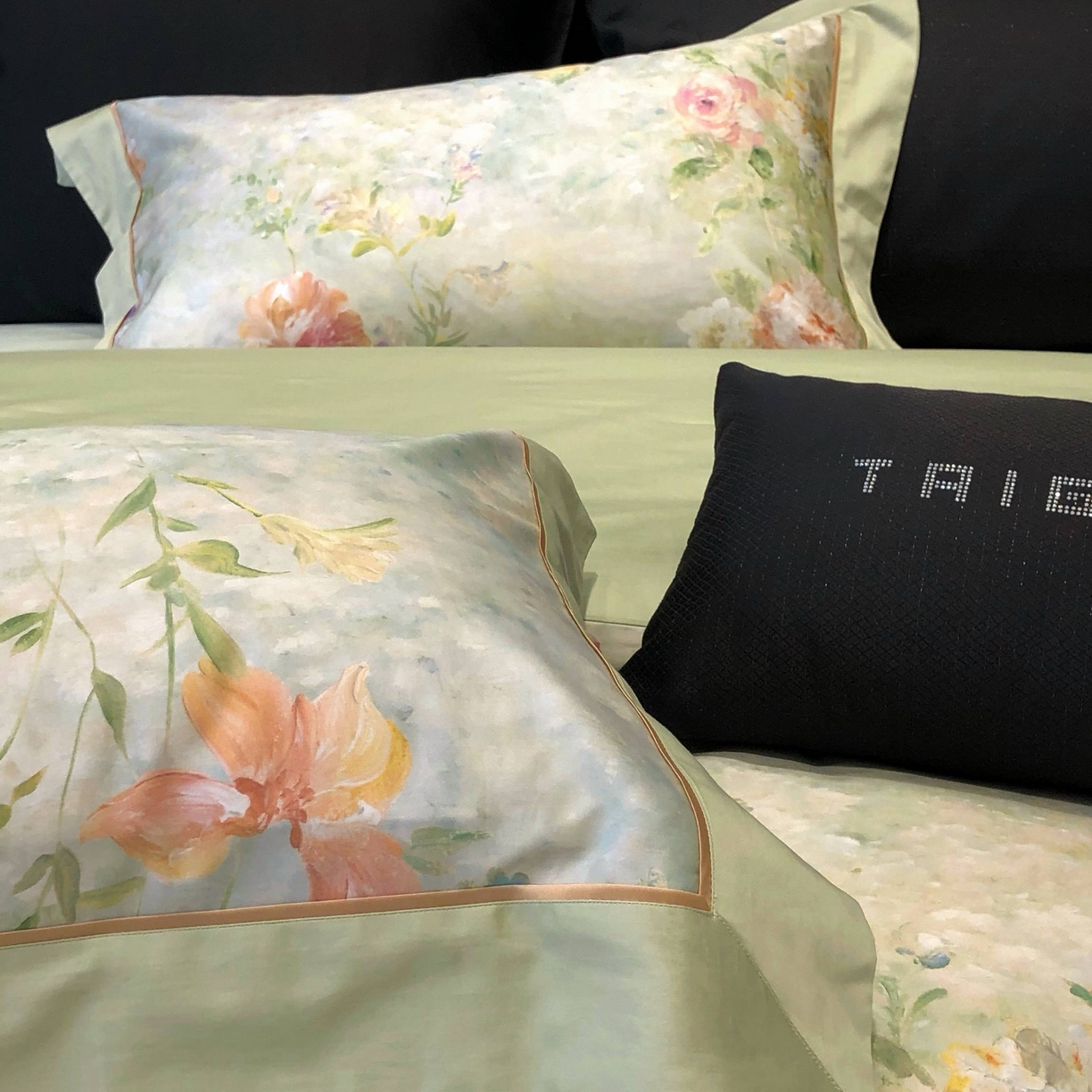 91家纺网 家纺一手货源 找家纺 太古汇家居 2025新款高支高密长绒棉专版数码印花双拼四件套系列-都市新贵【券后不低于378】 都市新贵-本草绿