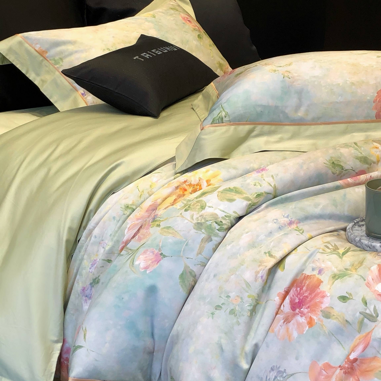 91家纺网 家纺一手货源 找家纺 太古汇家居 2025新款高支高密长绒棉专版数码印花双拼四件套系列-都市新贵【券后不低于378】 都市新贵-本草绿