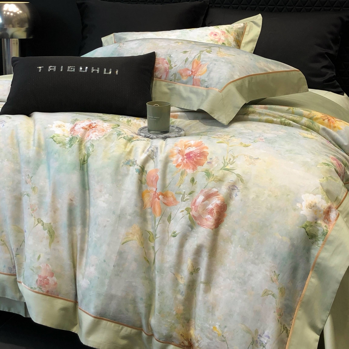 91家纺网 家纺一手货源 找家纺 太古汇家居 2025新款高支高密长绒棉专版数码印花双拼四件套系列-都市新贵【券后不低于378】 都市新贵-本草绿