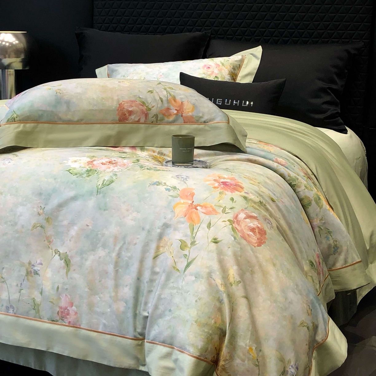 91家纺网 家纺一手货源 找家纺 太古汇家居 2025新款高支高密长绒棉专版数码印花双拼四件套系列-都市新贵【券后不低于378】 都市新贵-本草绿