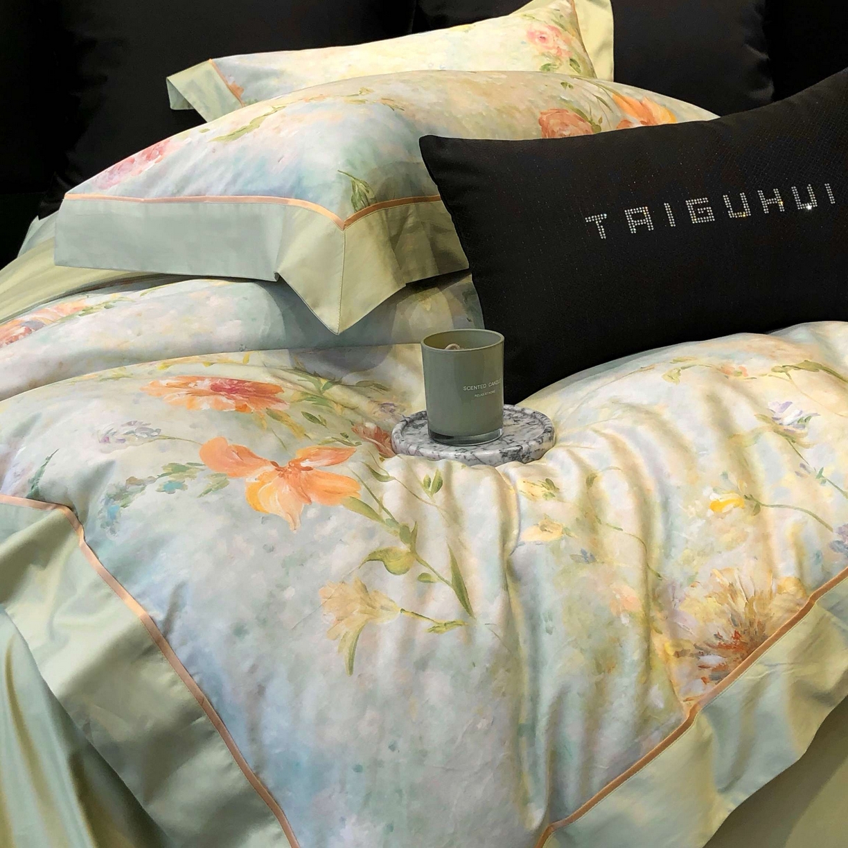 91家纺网 家纺一手货源 找家纺 太古汇家居 2025新款高支高密长绒棉专版数码印花双拼四件套系列-都市新贵【券后不低于378】 都市新贵-本草绿