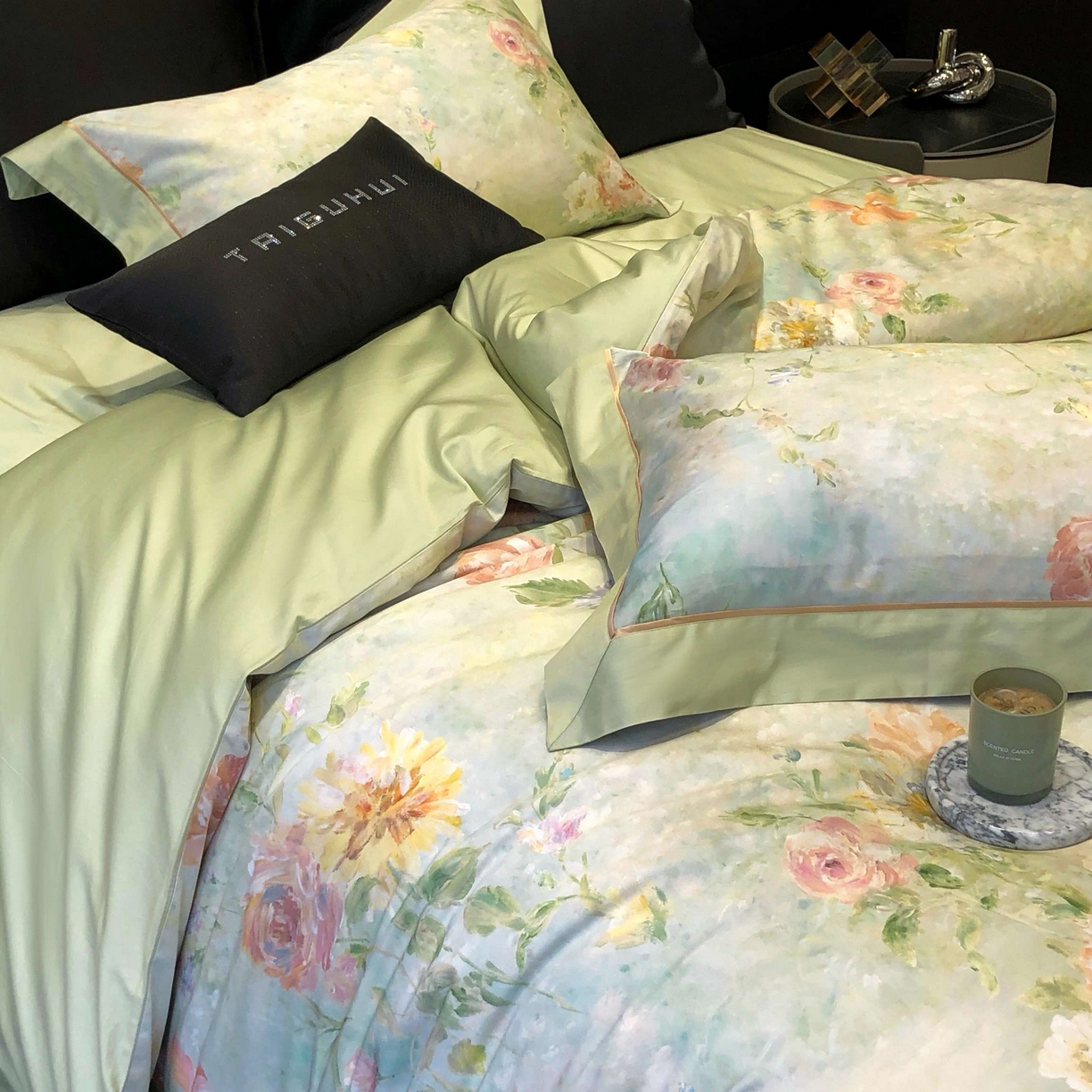 91家纺网 家纺一手货源 找家纺 太古汇家居 2025新款高支高密长绒棉专版数码印花双拼四件套系列-都市新贵【券后不低于378】 都市新贵-本草绿