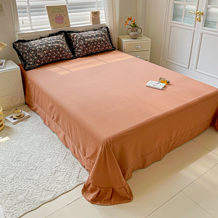 91家纺网 家纺一手货源 找家纺 暖芯优选 2025新款直播热款赫本风花边款针织法式印花吊边床单三件套床笠四件套 晚香玉